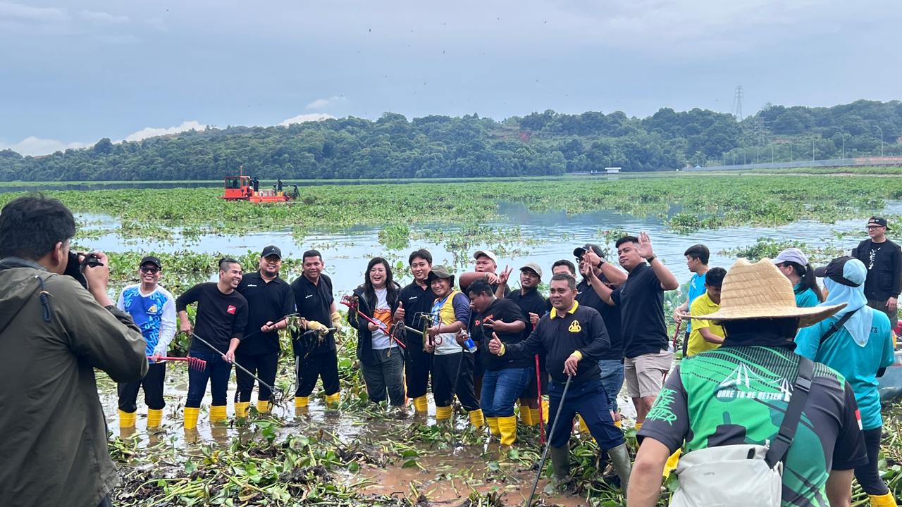 Agung Toyota Kepri Ikut Berpartisipasi Dalam Kegiatan Gotong Royong Waduk Duriangkang
